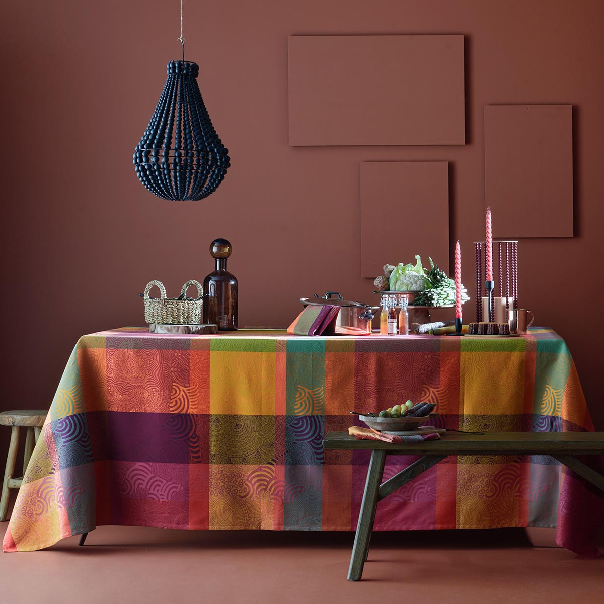 linge-de-table-pur-coton-enduit-impermeable-multicolore-modele-mille-rainures-flamboyant (3)